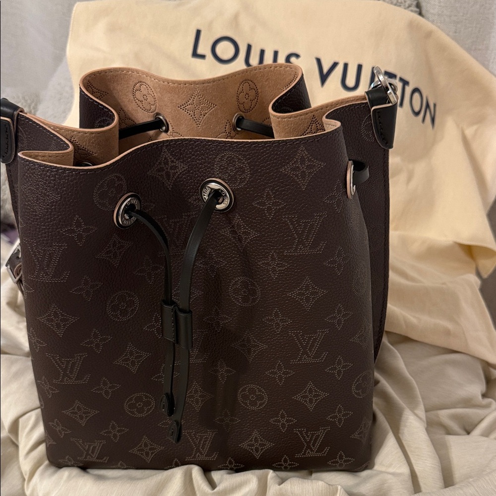 🤎 New ! Louis Vuitton Chocolate Brown Muria Mahina Bucket Bag 💼